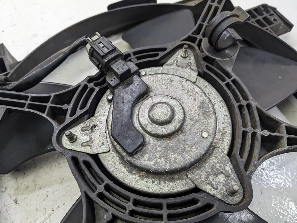 PARAGOLPES DELANTERO PARRILLA MITSUBISHI OUTLANDER 2.0 D 2008 7450A03 Foto 4 de 4