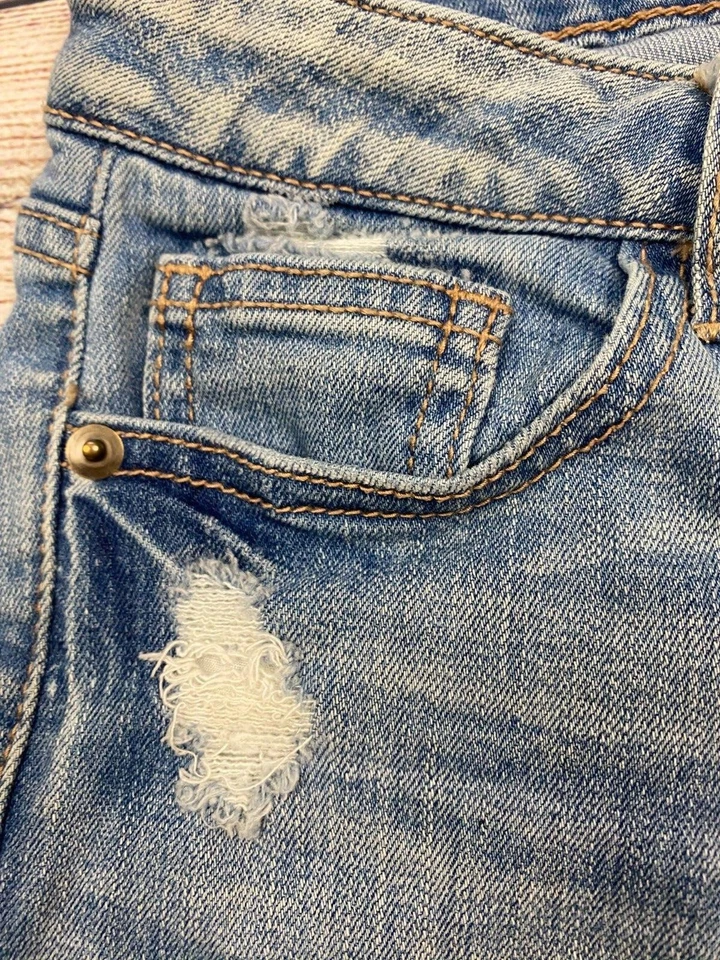 Pantalones cortos de jean Love Culture talla mediana para mujer con puños de tiro bajo desgastados Foto 3 de 4