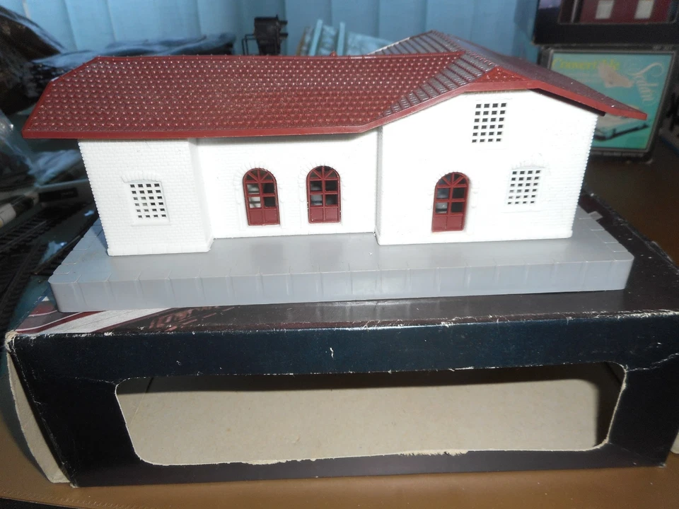 LIMA SCALA H0  STAZIONE CON SEMAFORO ART. 046 COND. BUONE/OTTIME CON SCATOLA - Immagine 4 di 4