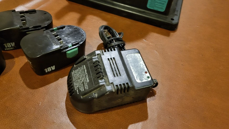 Беспроводная ленточная пила Stout STX-250 18 В с 3 батареями, зарядным устройством и режущей станцией - Изображение 4 из 4