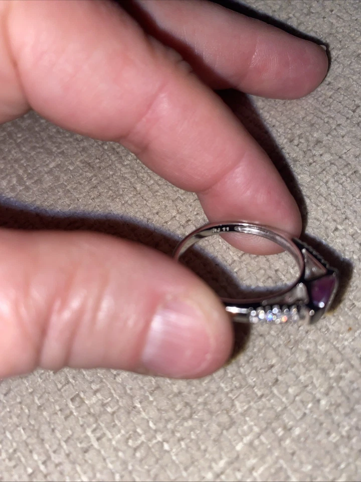 Anillo de plata esterlina amatista y estrás de RJ Graziano para Avon. Talla 11. Foto 3 de 4