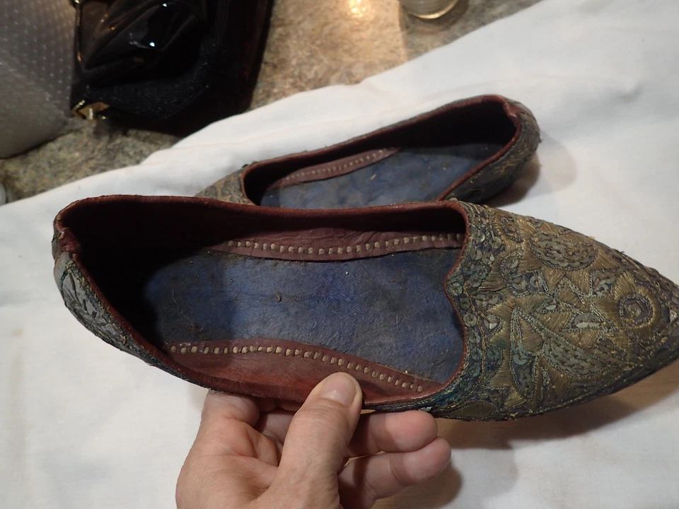 Zapatos planos antiguos bordados para dama azul oscuro lentejuelas costuras doradas Foto 4 de 4