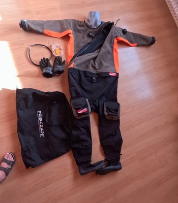Trockentauchanzug von PROCEAN mit Trockenhandschuhen