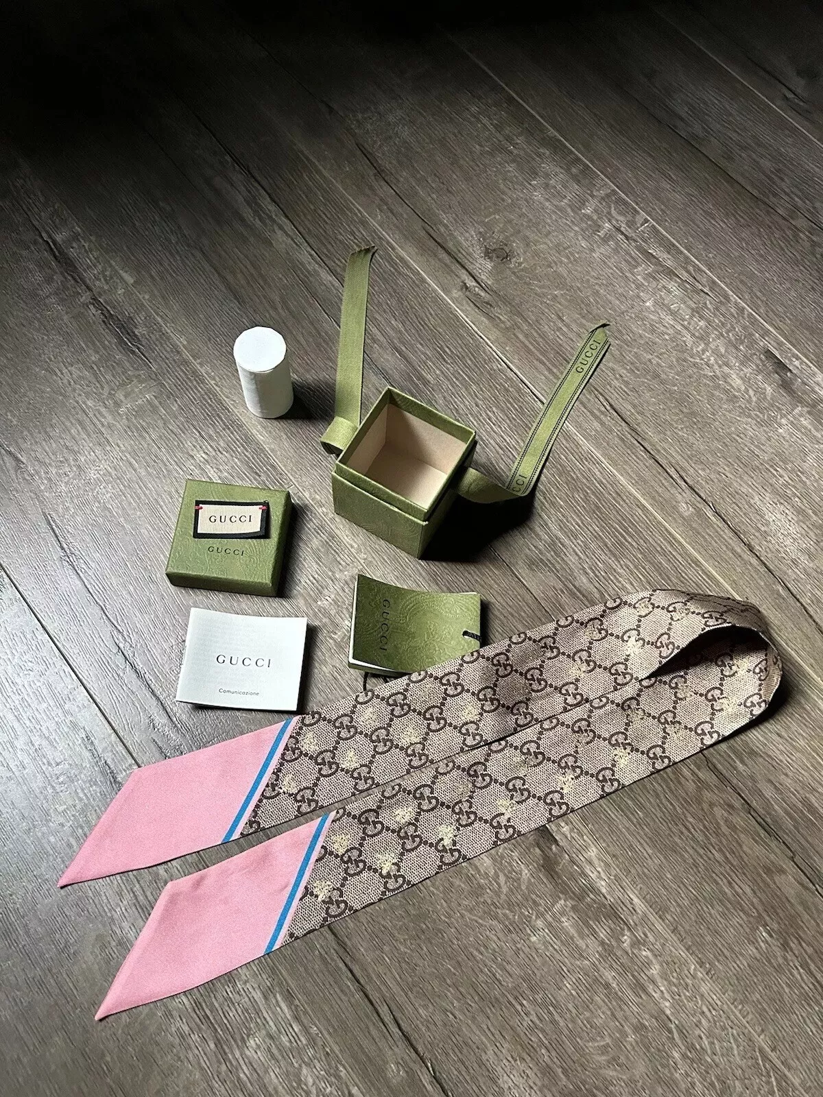 NŒUD COL EN SOIE GUCCI ABEILLES. NEUF EN BOITE