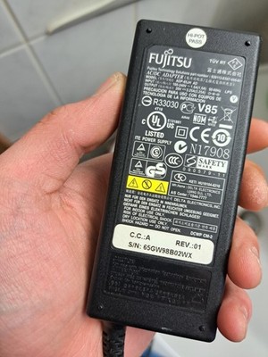 Original Fujitsu Netzteil 65W 20V 3.25A ADP-65JH AD S26113-E557-V55-01 Delta