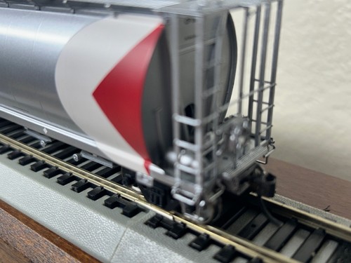 CP RAIL - SILVER PACMAN WHEAT CYLINDRICAL COVERED 4 BAY HOPPER - HO Scale NEW - Picture 4 of 9