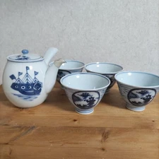 Y1218 Arita ware Aoka Shin kiln Nagasaki crested teapot & Nagasaki crested yuri 