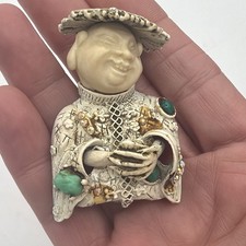 Raro Broche Buda Riendo HAR • Bata Blanca Cabujones Verdes Detalle Dorado Adornado