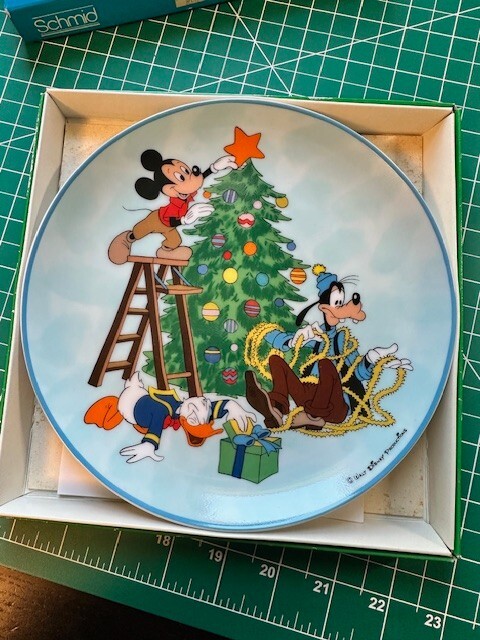 Walt Disney Collection Collectors Plate Christmas 1983 Sneak