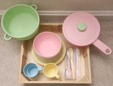 Juego de utensilios de cocina Melissa & Doug para niños ollas sartenes utensilios caja de madera