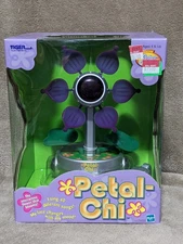Vtg 2001 Tiger Electronics Petal Chi Dancing Daisy Singing Flower Purple NEW!