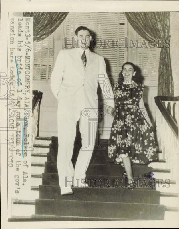 1948 Press Photo Alabama Governor Folsom gives bride tour of Governor's Mansion