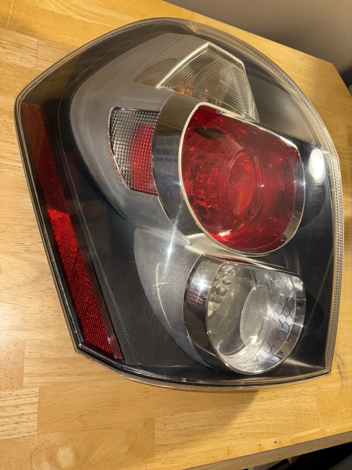 2009-2010 Pontiac Vibe Driver Side LH conjunto de lanterna traseira lateral OEM - Imagem 2 de 4