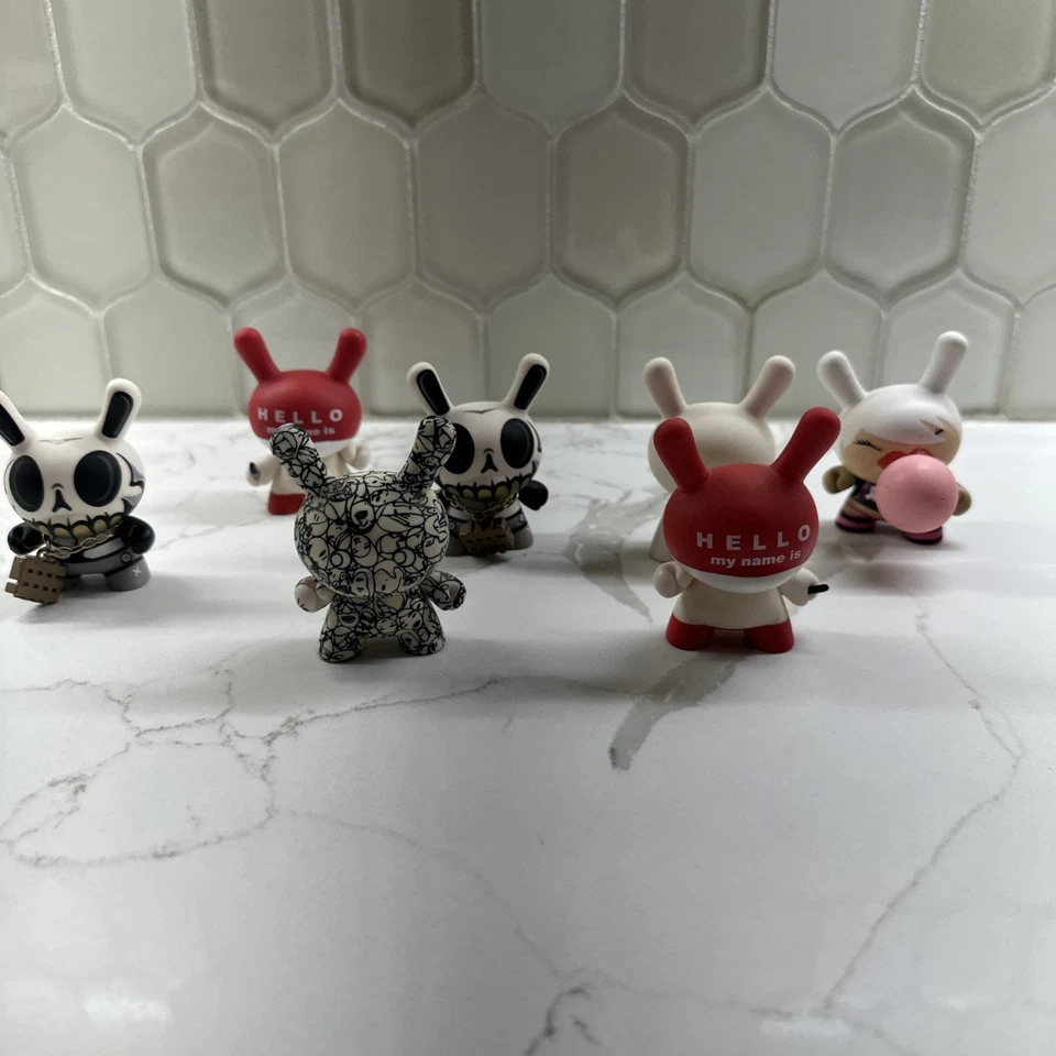 Dunny set of 7 lot huckgee my name is, mad modern hero, bunny lot, bunny lot - Image 2 of 4