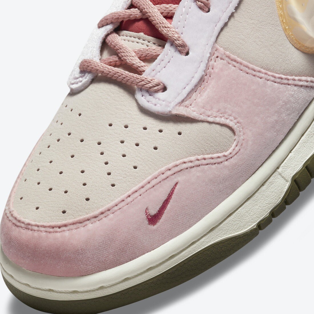 dunk mid social status strawberry