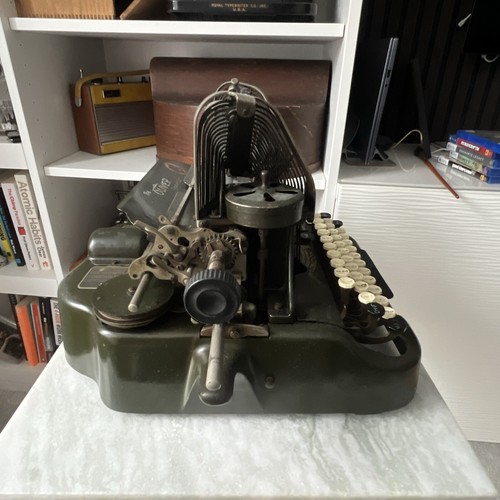 Vintage Oliver 10 Typewriter With Excellent Decals - Picture 10 of 13