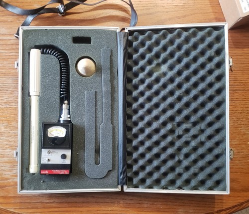 Narda 8201, Electromagnetic Leakage Monitor (w/ probe 8221, spacer 8140B & case) - Picture 3 of 8