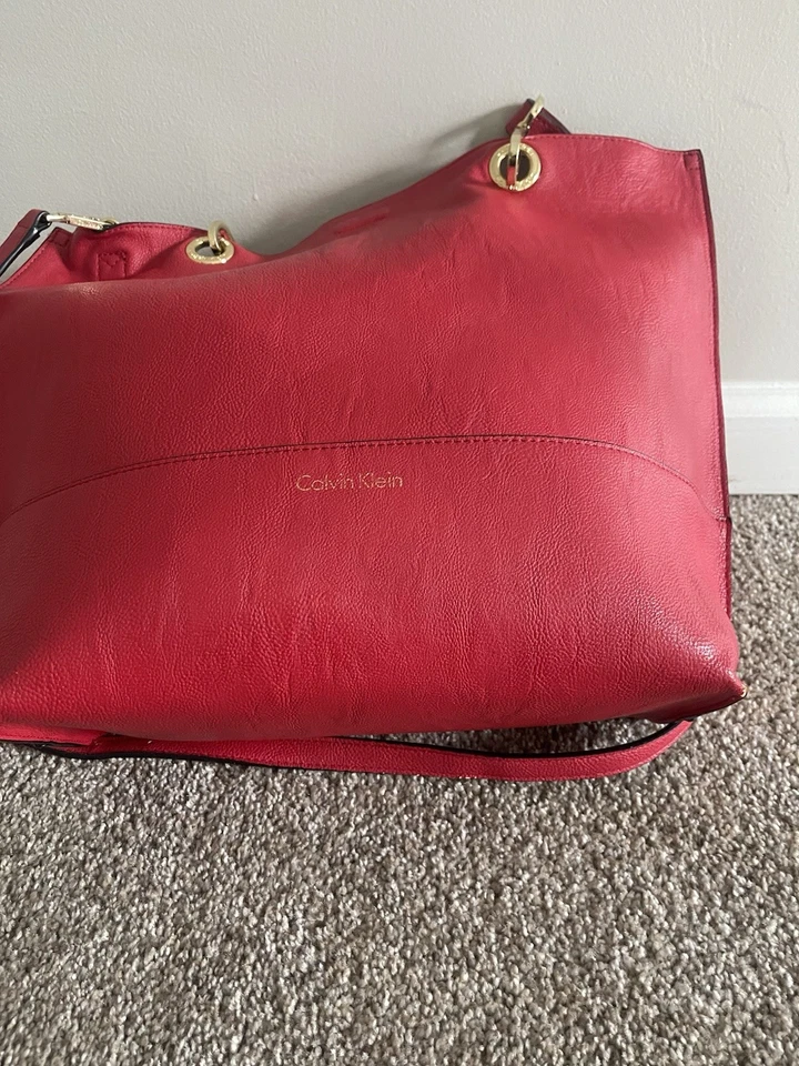 Bolsa tote Calvin Klein feminina Sonoma vermelha - reversível. US$ 60 - Imagem 2 de 4
