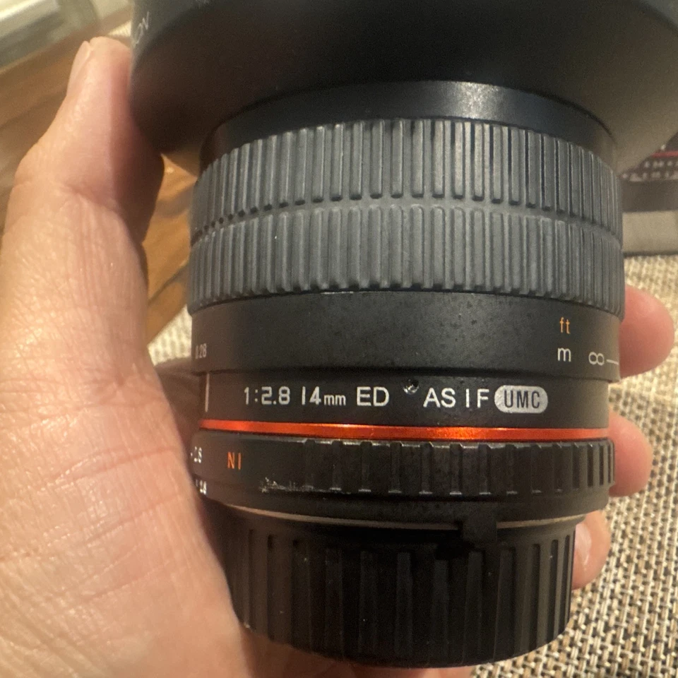 Lente Rokinon 14 mm f/2,8 ED AS IF UMC Foto 2 de 4