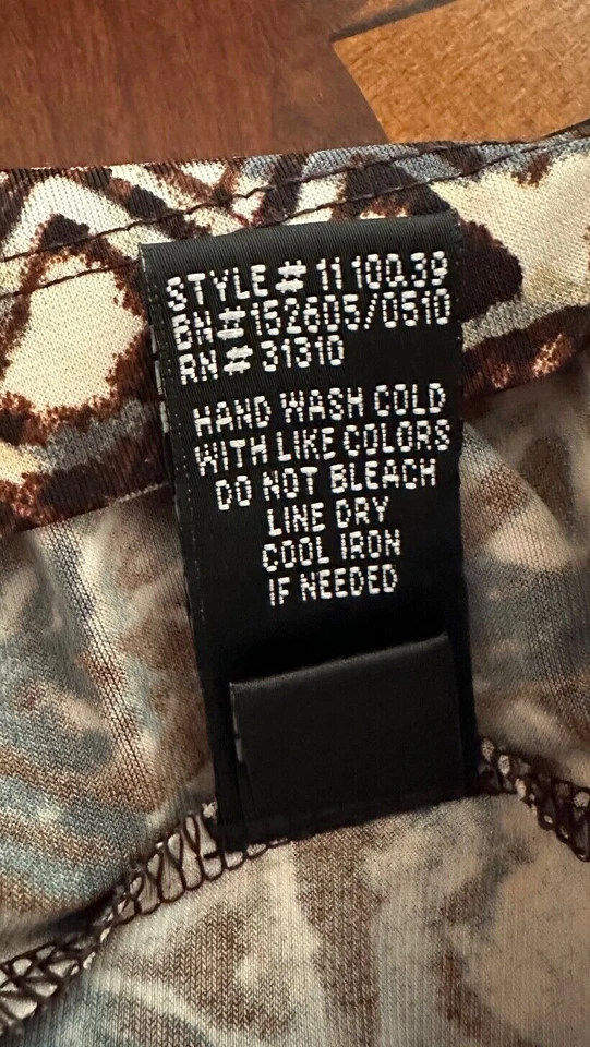 Vestido pequeño corredor espalda acentuada escote marrón axila a axila 15" largo 31" Foto 4 de 4