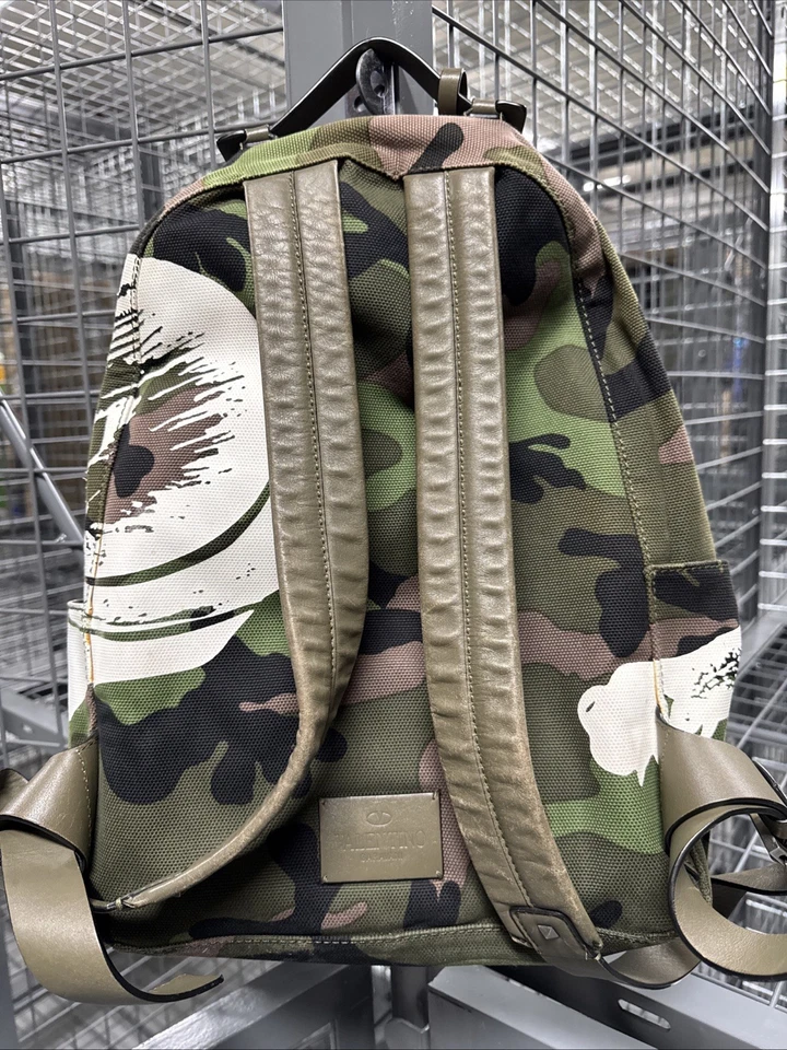 Mochila Valentino Rockstud Panther Estampada Camuflada Lona Cuero Foto 2 de 4