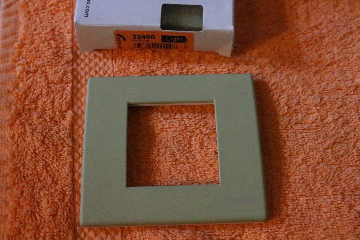 Plaque De Finition Brique BTICINO Arnold Light - Référence 22470, Neuve (défauts Possibles)
