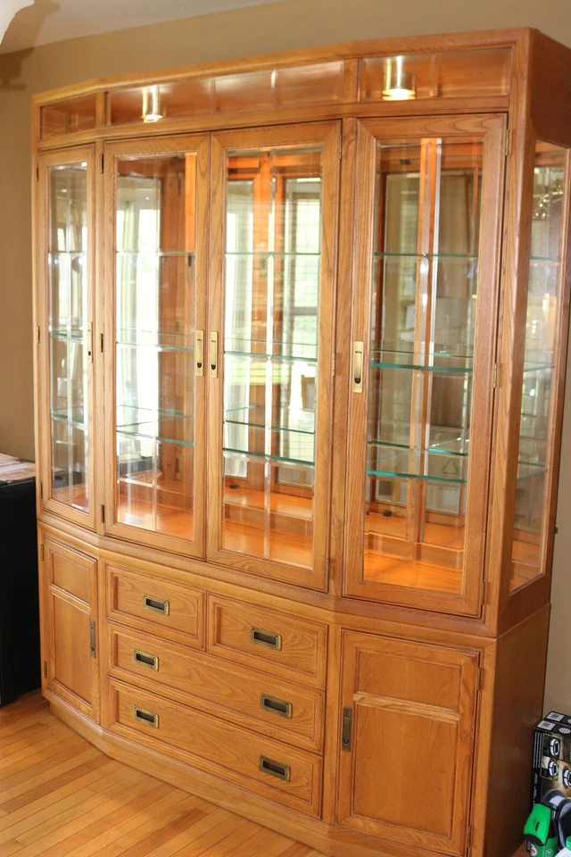 mesa de jantar (duas folhas/6 cadeiras, armário de porcelana e buffet. - Imagem 2 de 2