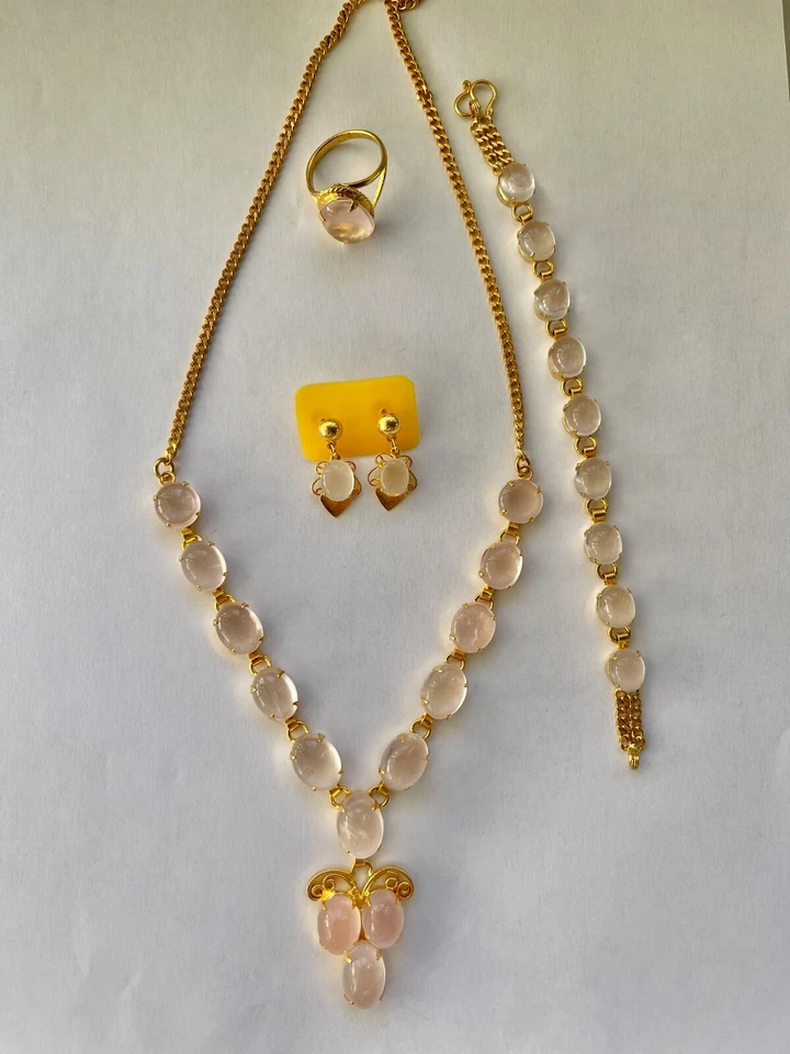 Juego de collar, pulsera, pendiente y anillo de cuarzo rosa natural, solo 1 disponible Foto 2 de 2