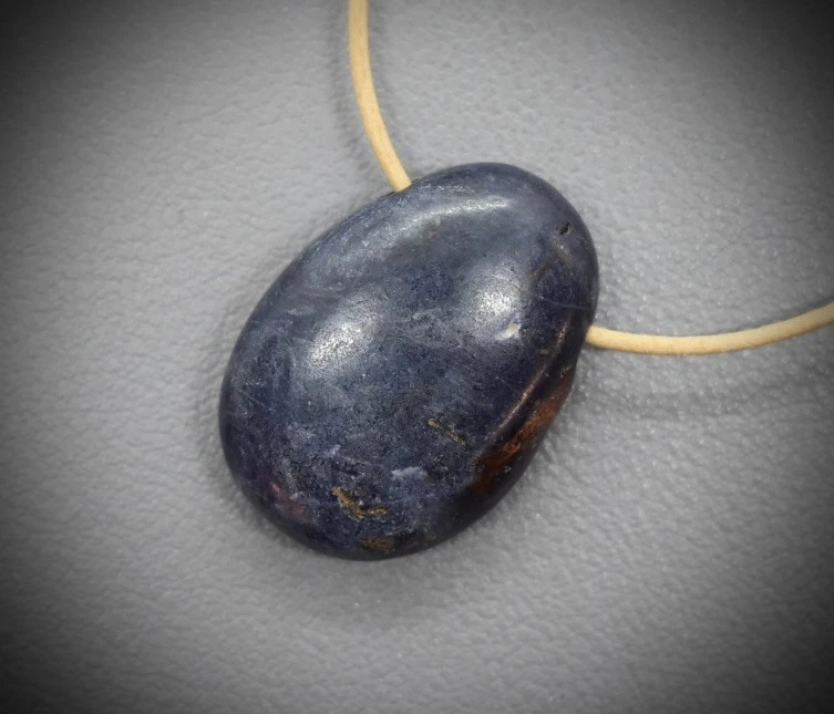 SAPHIR SAFIR EDELSTEIN-ANHÄNGER TROMMELSTEIN - gebohrt- mit Natur-Lederband ☯︎M - Bild 2 von 2