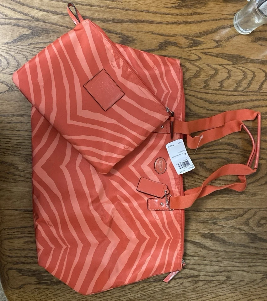 Bolso y bolsa Coach Weekender estampado de cebra coral nuevo nunca usado