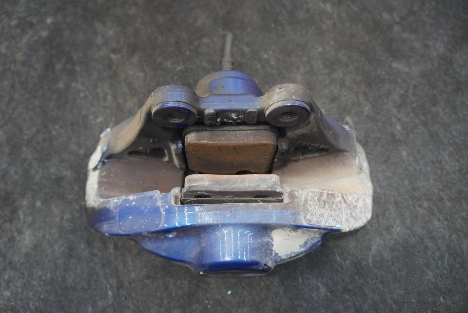 Pinza de freno trasera izquierda y soporte azul OEM 34216860737 BMW M235i M240i F22 14-21 Foto 3 de 4