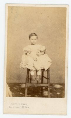 FOTO Fotografie CDV 1860 E. Fixon, ein Kind posiert Kleid Hocker Mode Fashion