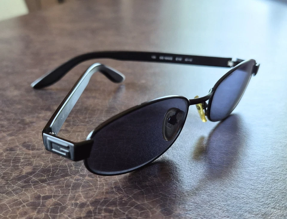 Gafas de sol GUCCI vintage años 90 negras ovaladas con estuche de metal HECHAS EN ITALIA Foto 3 de 4