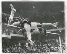 1963 Press Photo High Jump star John Thomas clearing the bar - lry03024