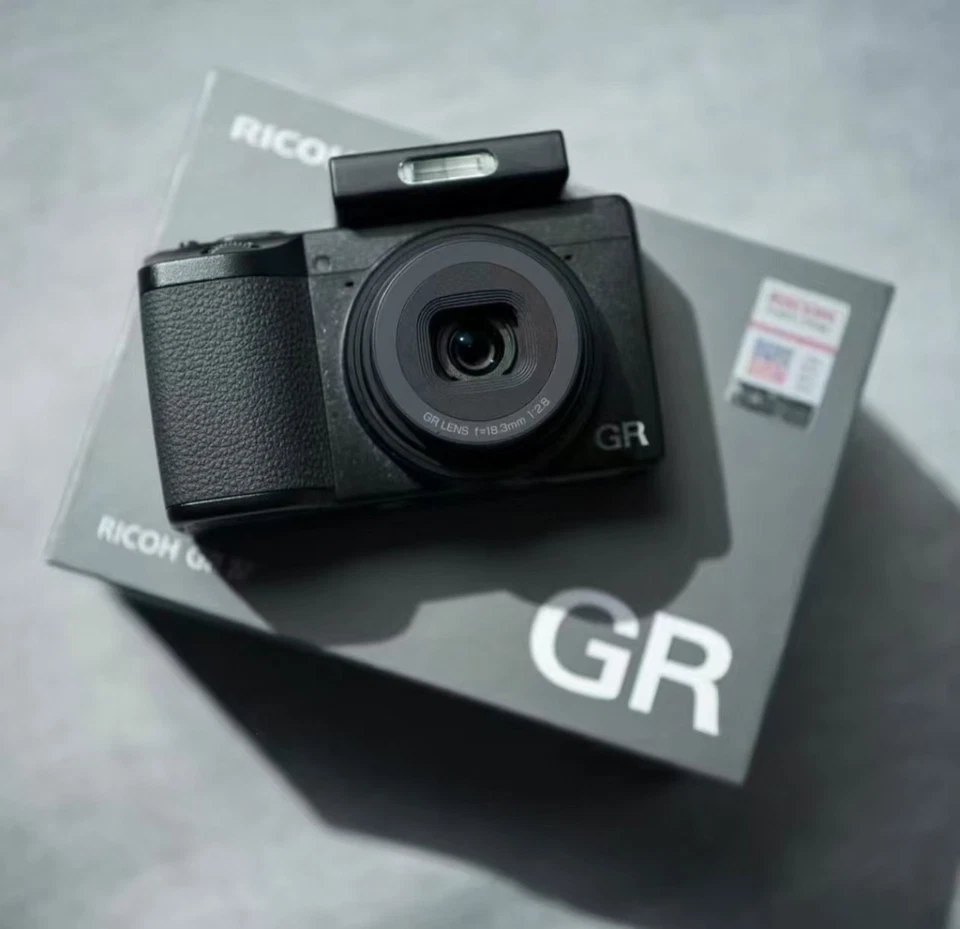 Ricoh GR IV - gerade erschienene Kompaktkamera, neu verpackt