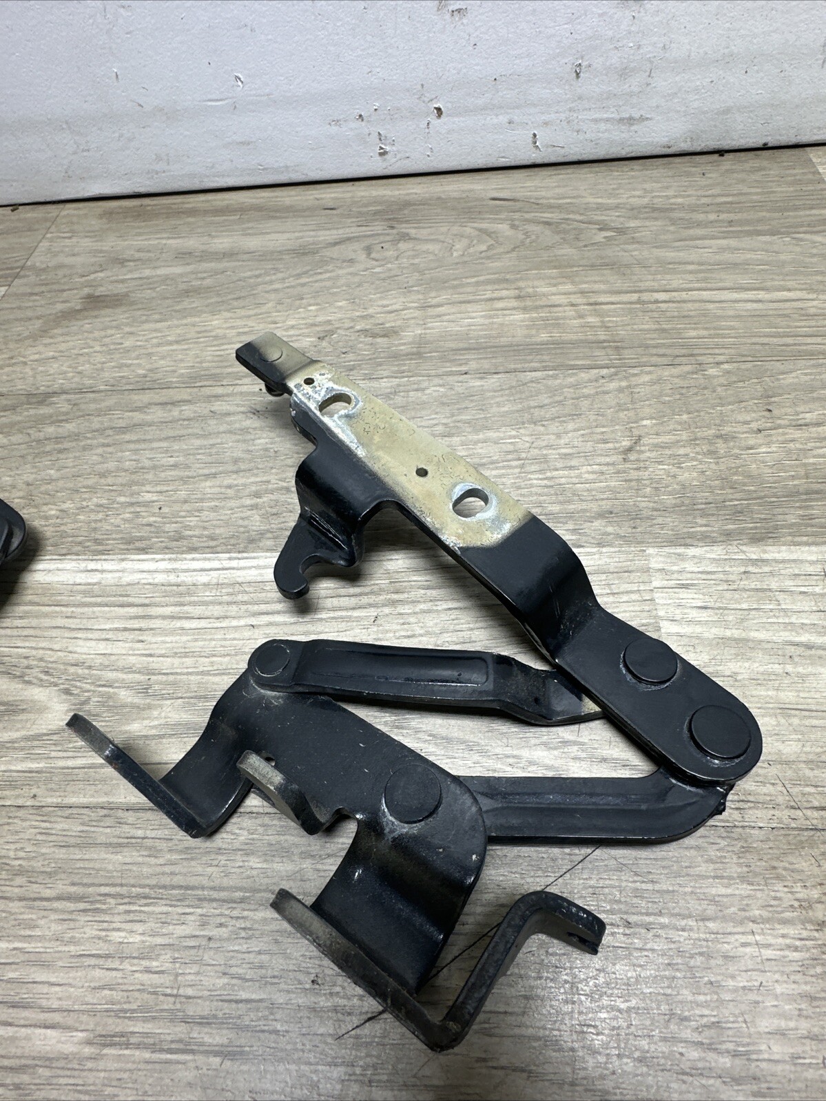 +A1281 M139 MASERATI 04-09 QUATTROPORTE LEFT & RIGHT HOOD HINGE SET