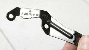 Mercedes W203 CL Coupe Bj 2001 Halter Halterung Mittelkonsole #56589-B387