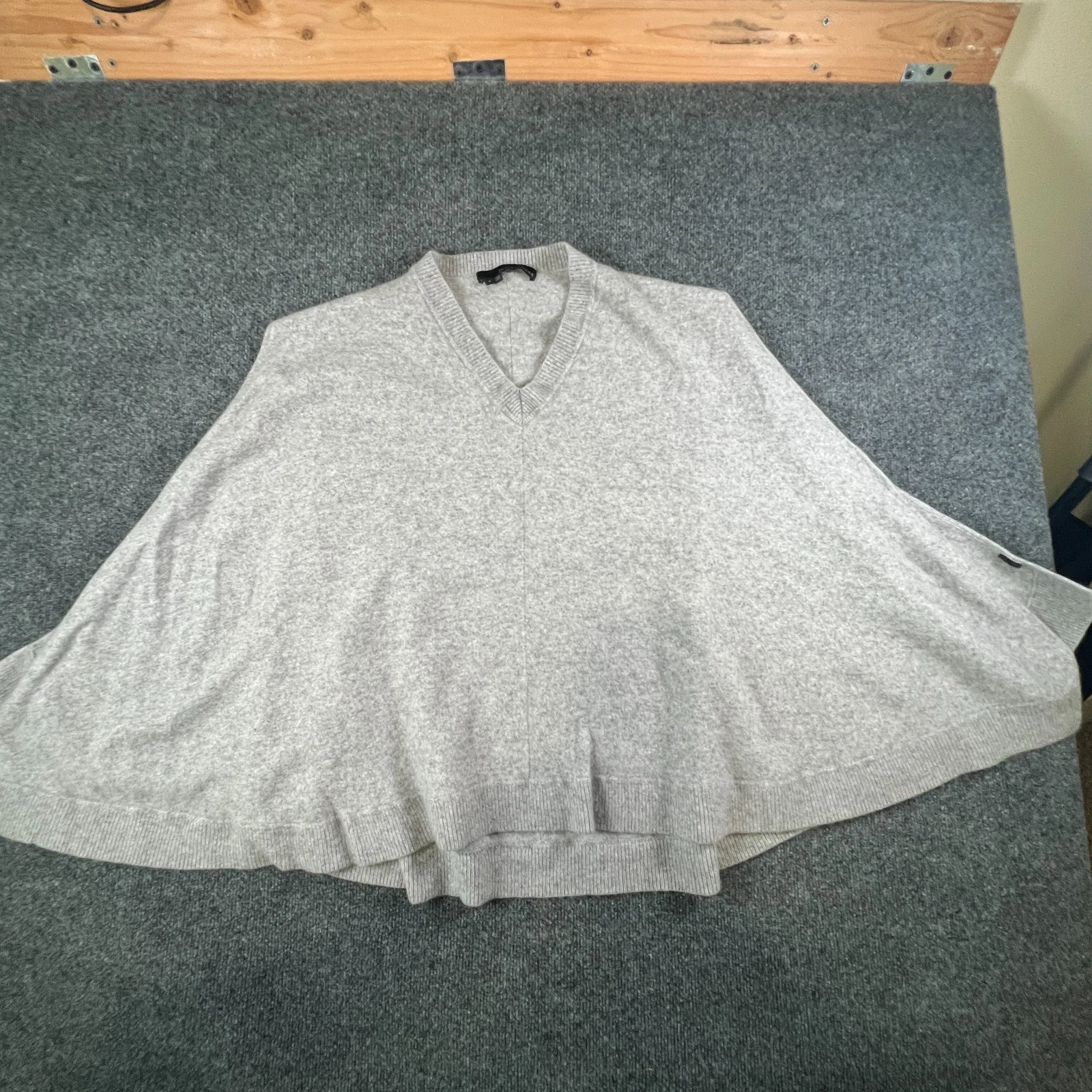 360 Cashmere Poncho Sweater Womens Small White V Neck Warm Wear Outdoor Classic