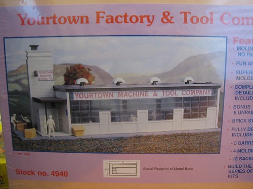 IHC HO Scale #4940 Yourtown Factory & Tool Company | Zustand: New
