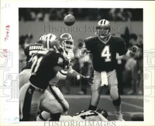 1990 Press Photo Saints Footballers Steve Walsh, Dalton Hilliard on Field