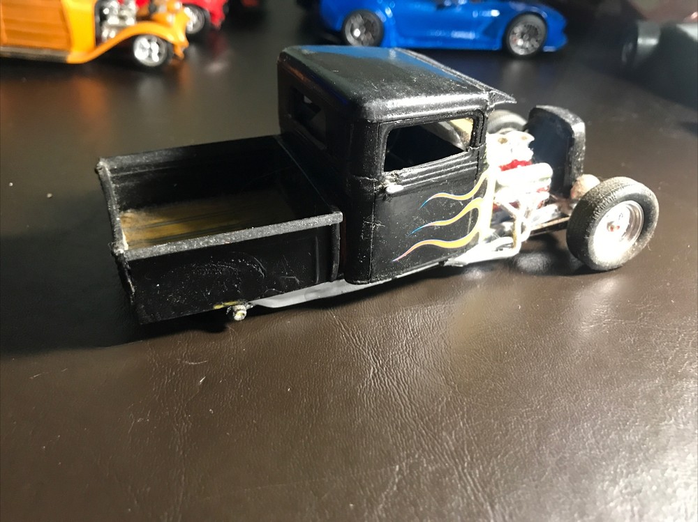 Vintage Built Plastic Model Car Kit 1933 FORD PICKUP TRUCK HOT ROD RE BUILD 1/25