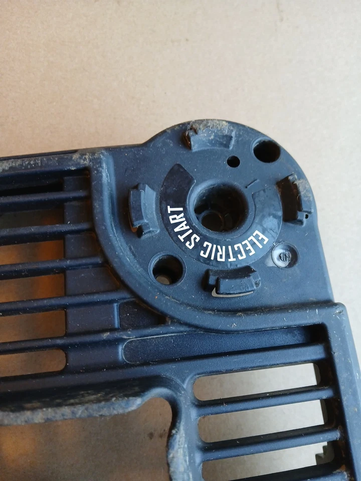 Cubierta trasera del motor Craftsman WC210 CMXGTAMD25CC recortadora de cadena de gas MTD Foto 3 de 4