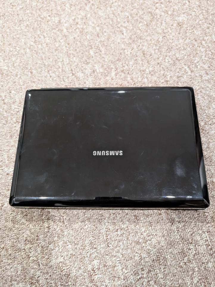Samsung NC10 Netbook With Box and Sleeve - Image 2 of 4