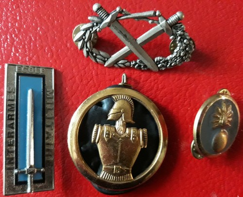 LOT DE 4 INSIGNES MILITAIRE DE BÉRET,DE COL ET PUCELLE - Foto 1 di 6