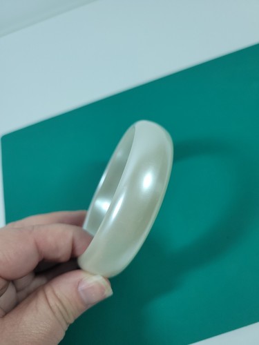 Vintage White Smooth Pearlescent Lucite Chunky Plastic Bangle Bracelet Light 80s - Picture 4 of 12