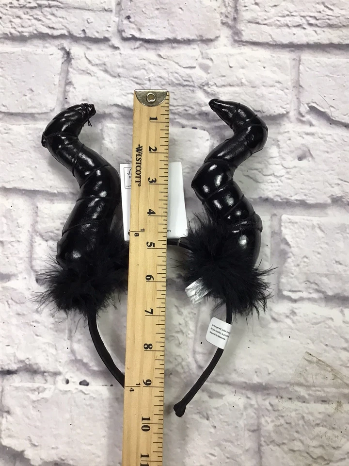Diadema de plumas de cuernos de bruja negros de Claires Cos Play  Foto 2 de 2