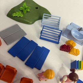 Playmobil 4342 Furnished School Building-Near Complete With Extras OG Box/Manual