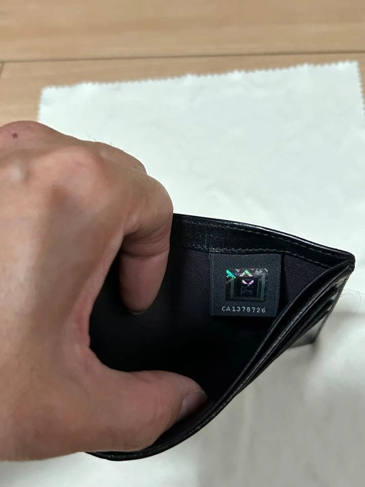 Carteira Fendi Zucca couro preto dobrável unissex feita na Itália - Imagem 3 de 4