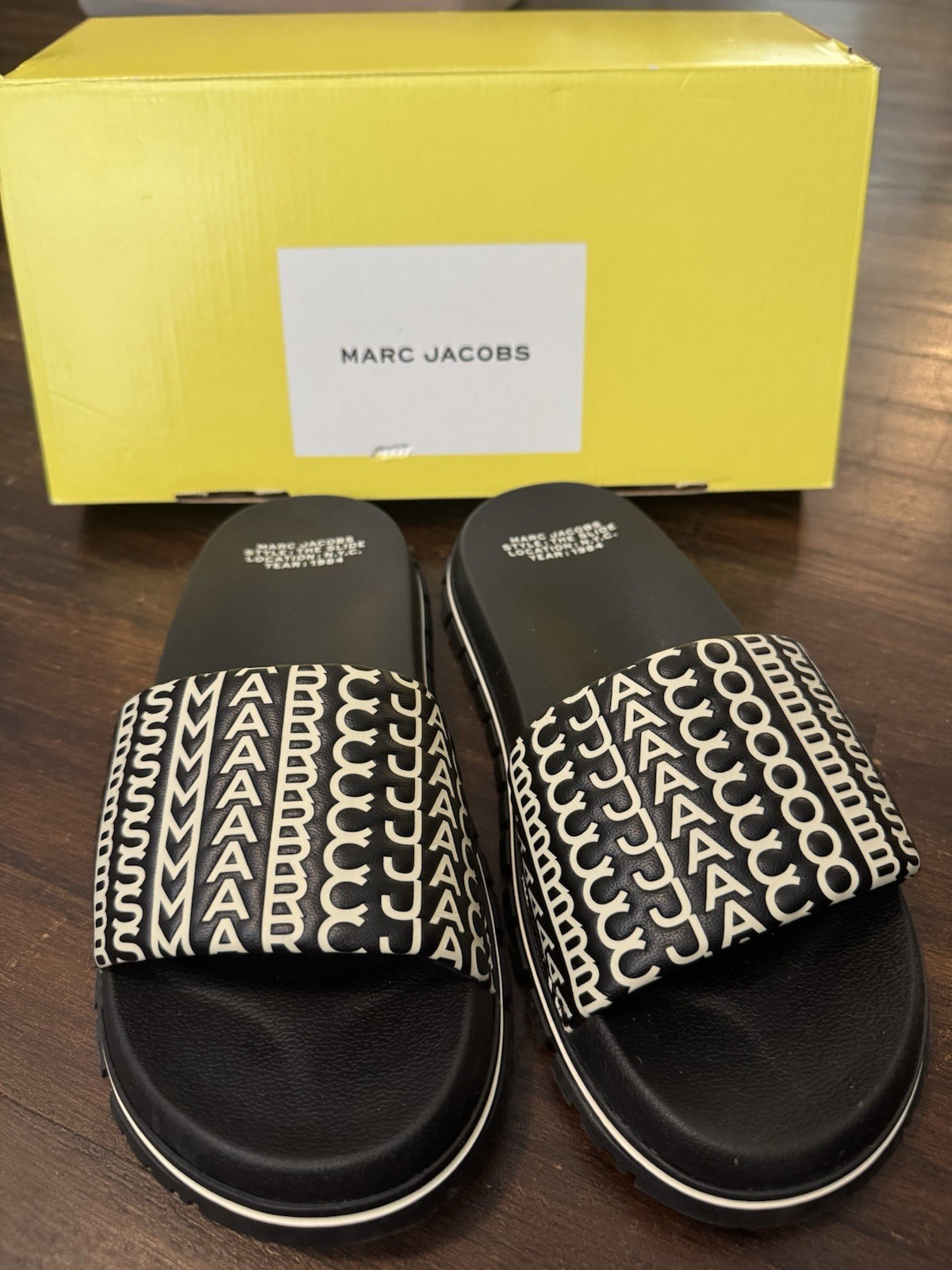Marc Jacobs Black & White  display picture 1
