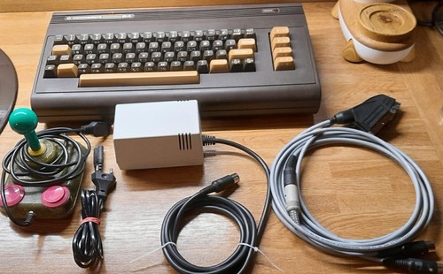Commodore 64 braun lackiert generalüberholt mit neuem Netzteil und Joystick - Photo 2/7